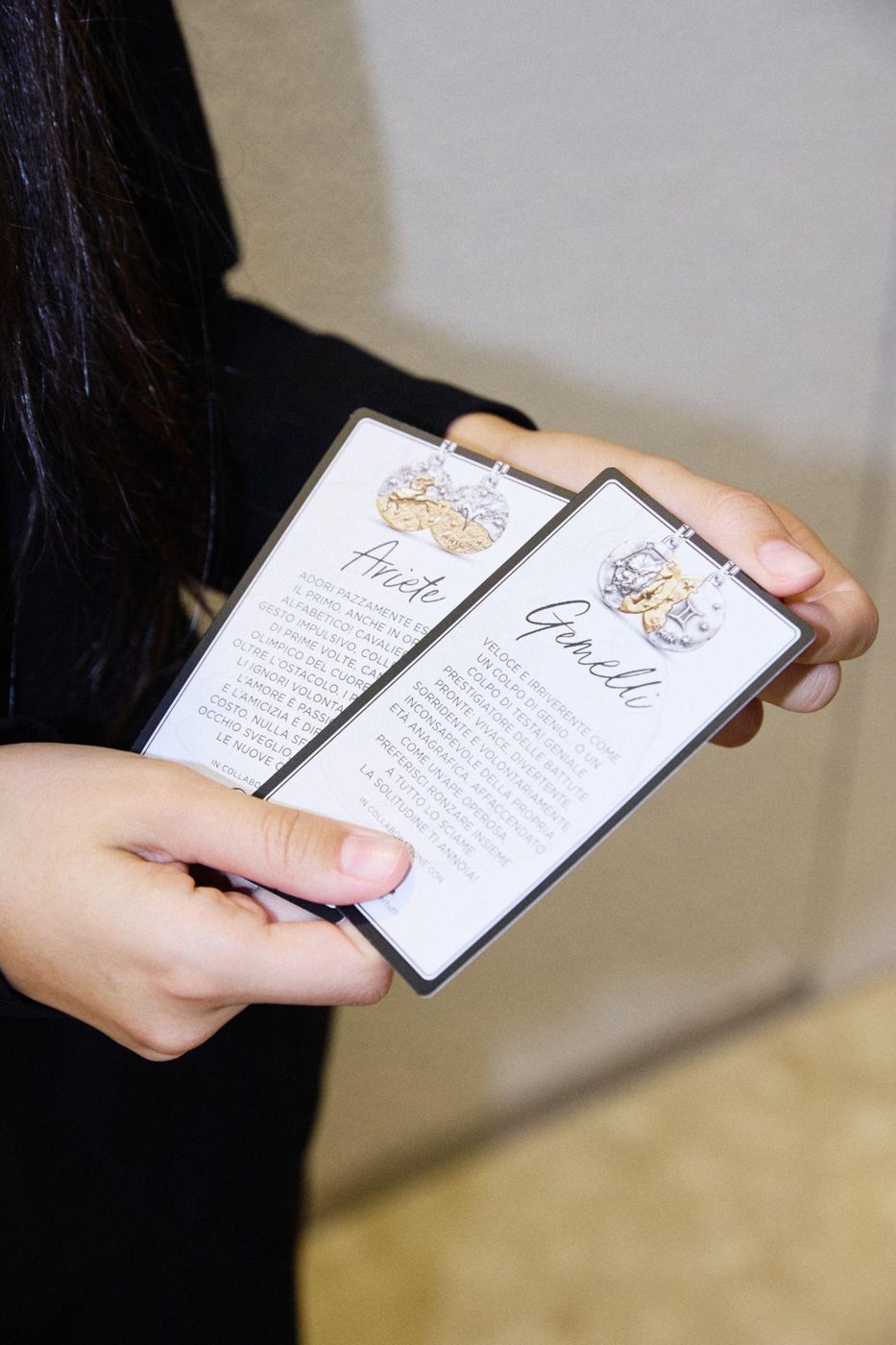 Card astrologiche di Ginny in mano a un ospite