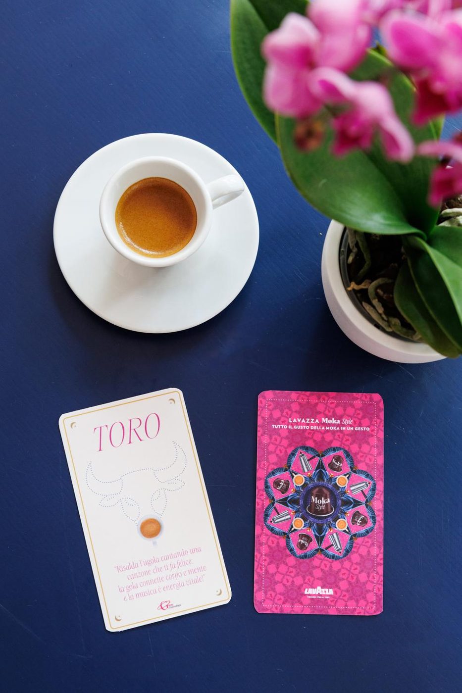 Card astrologica del Toro accanto a una tazza di caffè