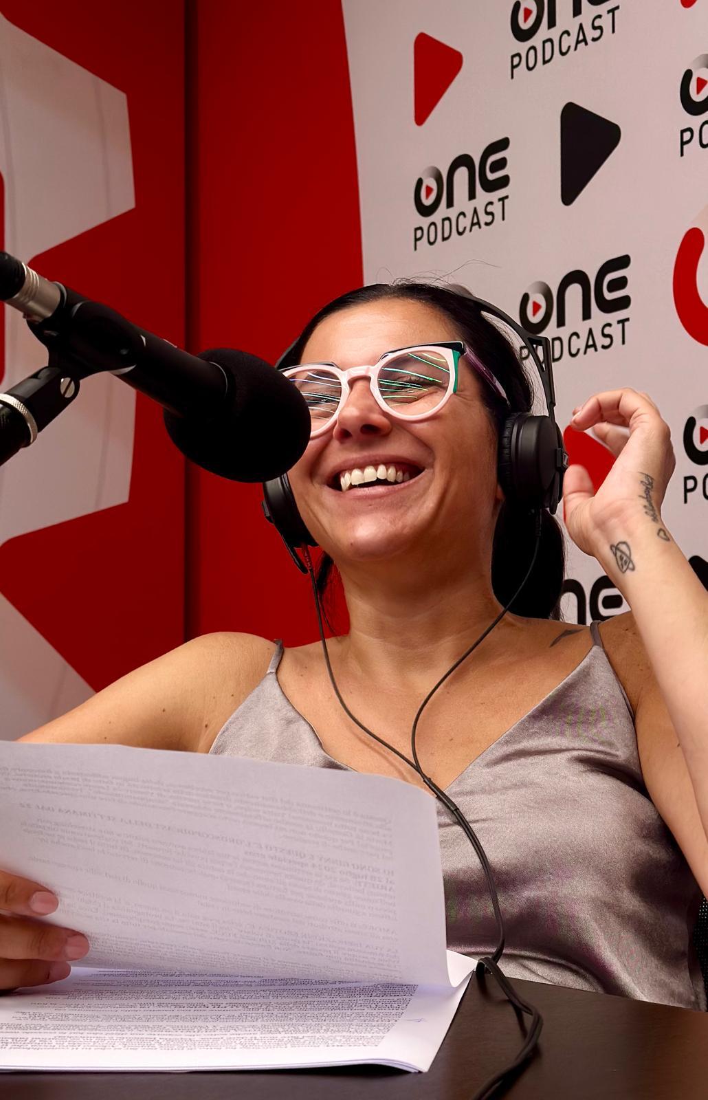 Ginny l'Astrologa ride al microfono in uno studio podcast